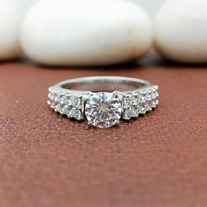 แหวนแต่งงานทรงกลมทันสมัยจาก D'VINS JEWELS ประดับเพชรทรงบริลเลียนต์สี D ขาว  ฝังในตัวเรือนโรสโกลด์  พร้อมใบรับรอง - Product Image 1