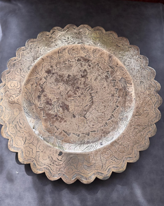 Bandeja Decorativa de Latón Asiático con Acabado Antiguo, Motivo Central de Dragón Chino Grabado a Mano, Borde Festoneado, para Colgar en la Pared - Product Image 6