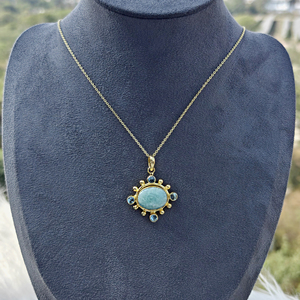 Collar con colgante de amazonita en tono oceánico con mini cuarzo azul cielo brillante, chapado en oro, accesorio contemporáneo unisex - Product Image 5