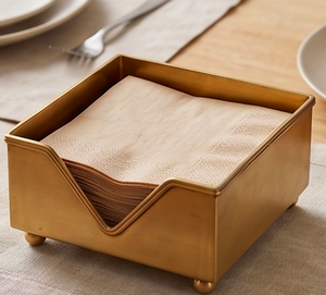 Portarrollos de papel de seda en metal dorado con diseño vintage, perfecto para utensilios de cocina y uso elegante en la mesa, así como para decoración. - Product Image 6