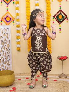 Conjunto de Kurti y Dhoti sin mangas de algodón tejido con bordado floral Titrit - Marrón - Product Image 3