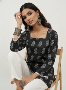 Kurti de algodón negro estampado para mujer con mangas acampanadas y cuello cuadrado - Product Image 4