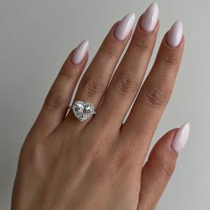 Anillo clásico de halo con diamante de moissanita chapado en oro, corte corazón, banda de eternidad fina de plata 925 original, regalo de boda para novias - Product Image 3
