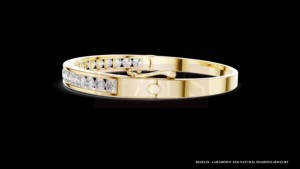 Brazalete Clásico de Oro Amarillo con Diamantes Cultivados en Laboratorio en Tono Dorado Cálido, Joyería Fina Elegante - Product Image 5