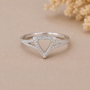 Montura de Anillo de Plata de Ley 925 para Gema de Corte Trillón 10x10mm, con Halo Pavé Triangular de 3 Puntas, Bisel en Blanco para Fabricación de Joyas - Product Image 6