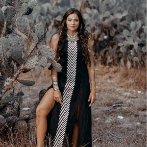 Vestido largo de algodón negro estilo bohemio con flecos geométricos y abertura lateral alta - Product Image 3