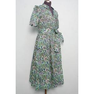 Vestido Kangura Indio Hecho a Mano 100% Algodón, Cuello en V, Manga Corta, Estampado Floral, Cierre con Botones y Cinturón, Silueta en A, Largo Maxi - Product Image 4