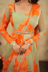 Un vestido drapeado indo-occidental contemporáneo que combina a la perfección la elegancia de un sari tradicional con la comodidad de un estilo moderno. - Product Image 4
