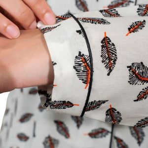Ensemble de pyjama en satin blanc et marron à imprimé feuilles pour femme, chemise à manches longues boutonnée et pantalon assorti, vêtements de nuit doux, vêtements de détente, fabricant - Product Image 4