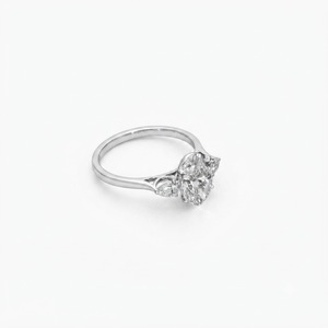 Bague de fiançailles en or massif 10K 14K 18K avec diamants ovales et poire cultivés en laboratoire certifiés IGI, sertie de trois pierres - Product Image 4