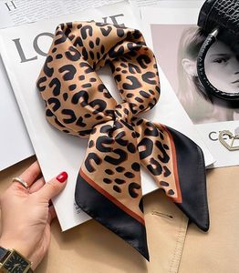 Élégant foulard long en soie pour femme, satin doux, léger et durable, accessoire de mode pour l'hiver, idéal pour une utilisation décontractée en extérieur - Product Image 4