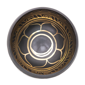 Cuencos Cantores de Meditación de Latón Hechos a Mano al por Mayor con Patrón de Loto Grabado y Accesorios - Product Image 1
