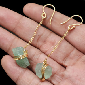 Boucles d'oreilles pendantes longues en jade vert naturel plaqué or 18 carats, enveloppées de fil, faites à la main - Cadeau pour elle - Product Image 1