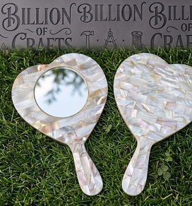 Espejo de Maquillaje de Madera Personalizado con Incrustaciones Decorativas de MOP con Patrones Árabes para Regalos de Boutique y Colecciones Personalizadas - Product Image 1