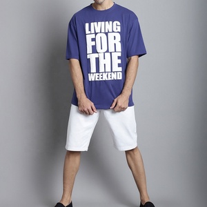 Camiseta azul de manga corta para hombre con estampado blanco de "Living For The Weekend", corte regular, informal, cuello redondo, de algodón. - Product Image 1