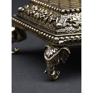 Chowki de diseño de elefante pequeño superfino de 4 pulgadas (Pedestal) en latón hecho a mano en la India para decoración del hogar - Product Image 1