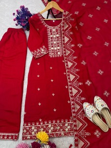 Conjunto de Salwar Kameez de Seda Roja de Lujo con Bordado Zari, Kurta Recta, Pantalón y Dupatta, 3 Piezas, para Fiestas Indias y Pakistaníes - Product Image 5