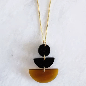 Collar de Cuerno Natural a la Moda, Elaborado por Artesanos Expertos, Perfecto para Colecciones de Joyería Ética y Marcas de Moda - Product Image 1