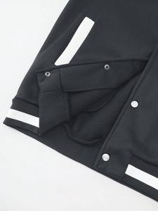 Blouson universitaire de baseball noir et blanc unisexe en polaire épais coupe-vent avec patch lettres sur le devant et boutons-pression style streetwear - Product Image 5
