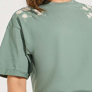 Fabricante OEM de Camisetas Bordadas Personalizadas para Mujer, Camiseta de Algodón Transpirable con Diseño Bordado para Marcas de Moda - Product Image 6