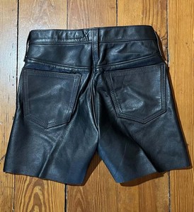 Shorts en cuir tendance pour hommes, cuir véritable souple, logo personnalisé disponible, style streetwear haut de gamme pour l'été - Product Image 2