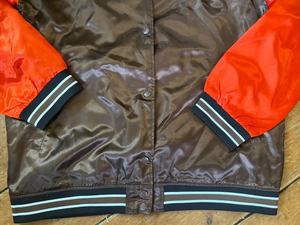 Chaqueta universitaria de satén personalizada de alta calidad El mejor material de satén 2025 Hombres Mujeres Diseño de chaquetas de béisbol con letras - Product Image 3