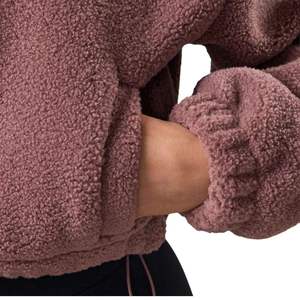 Veste Courte Rose Poudré en Polaire Sherpa Douce pour Femme avec Fermeture Éclair Intégrale – Vêtement d'Extérieur Décontracté et Tendance pour l'Hiver - Product Image 6
