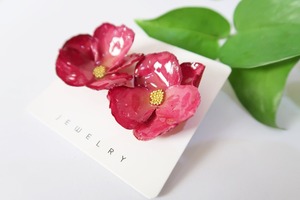 Chaque paire de boucles d'oreilles est soigneusement fabriquée en résine de haute qualité et en roses. La résine transparente de HWC. - Product Image 6