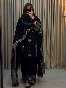 Ensemble haut et pantalon palazzo en crêpe français entièrement brodé de Zari et de sequins, avec dupatta assortie, par un créateur de renom. - Product Image 4