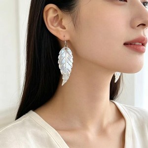 Pendientes con Forma de Hoja, Hechos a Mano, Joyería Artesanal Natural para Fiestas y Bodas, por Curio Craft - Product Image 4