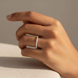 OBERON JEWELS Bague demi-éternité pour femme en or 10 carats avec diamants ronds brillants de 0,15 carat, sertis pavé, certifiée IGI, luxe - Product Image 6