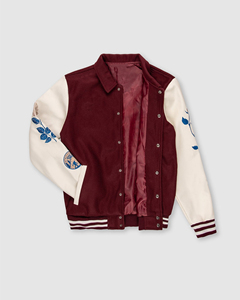 Chaqueta Varsity Personalizada para Hombre en Color Granate y Crema, con Letra L Bordada y Mangas con Diseño Floral, Estilo Preppy, Ideal para Otoño, Superventas - Product Image 4