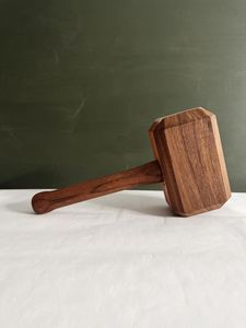 Martillo de madera pulida para tareas de ensamblaje artesanal y colección de equipos de carpintería profesional - Product Image 6