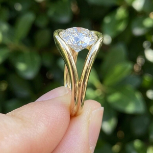 แหวนเพชรเม็ดเดี่ยวทรงกลม 3 กะรัต หรูหรา ผลิตในห้องปฏิบัติการ ชุบทอง 10K/14K/18K ประดับเพชรแบบ Pave Set ดีไซน์ร่วมสมัยแบบ Bypass - Product Image 4