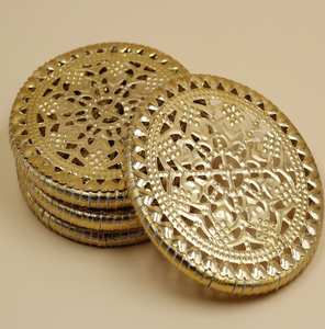 Posavasos de latón vintage con incrustaciones florales intrincadas y motivos ornamentales clásicos sobre una base plana, disponibles a precios de mayorista. - Product Image 4