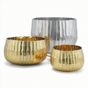 Nouveaux bols métalliques de grande taille en argent et finition dorée pour la cuisine et la décoration de table - Product Image 1