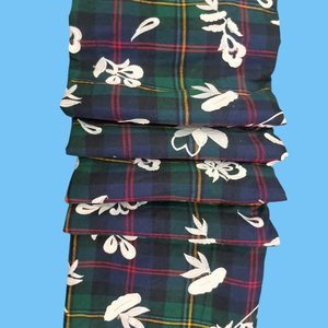 Tela de Algodón a Cuadros de Alta Calidad con Apliques Florales Blancos en 3D - Base a Cuadros en Azul Marino, Verde y Rojo - Product Image 1