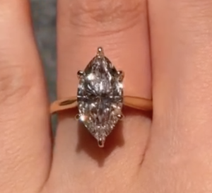 Bague de fiançailles et de mariage en platine de luxe avec diamant solitaire taille marquise de 3,50 carats, sertie de diamants en forme de pétale sur rail à griffes - Product Image 1