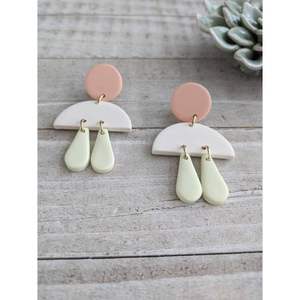 Pendientes de Resina Elegantes con Acabado Brillante, Diseño Moderno, Accesorios de Moda Duraderos y de Lujo, Diseñados por Artesanos Expertos, Moda de Cristal - Product Image 5