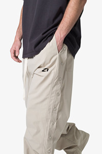 Pantalon de survêtement tendance pour homme en nylon à boutons-pression latéraux, coupe droite, décontracté, avec cordon de serrage à la taille, fournisseur OEM en gros personnalisé - Product Image 4