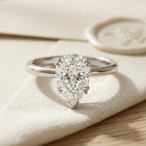 Anillo de Compromiso Clásico con Corte de Pera Minimalista, Doble Engaste de 6 Puntas con Punta en V Superior, en Oro Blanco, Anillo de Boda Nupcial - Product Image 1