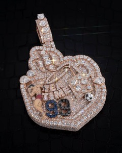 Colgante de Moissanita VVS Chapado en Oro Rosa con Incrustaciones de Diamantes, Estilo Hip Hop de Jugador de Fútbol de Dibujos Animados, con Grabado de Letras Personalizado - Product Image 1
