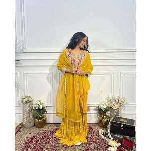 Conjunto de Top-Gharara y Dupatta para Mujer con Bordado Intenso y Lentejuelas, Hermoso y Elegante - Product Image 1