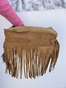 Bolso bandolera de cuero con flecos de piel de vaca y patrón único, estilo gypsy, a la moda y elegante. - Product Image 2
