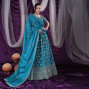 Lehenga Choli en filet Fendy |   Disposition de sequins denses Butti |   Bordure ornée brodée au fil |   Ensemble assorti de chemisier et de dupatta - Product Image 2