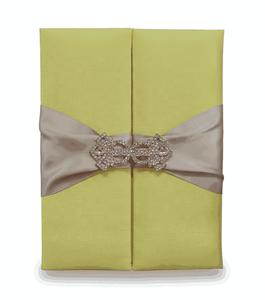 Invitation de mariage de luxe en vert chartreuse aspect soie avec ruban en satin champagne, broche en cristal, pochette et boîte cadeau - Product Image 1