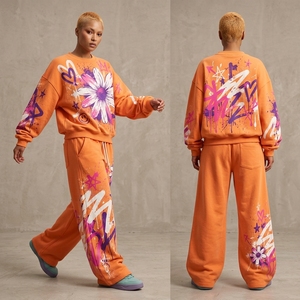 Ensemble de survêtement pour femme ONEAPEX : Sweat-shirt graffiti orange et pantalon large floral streetwear – Tenue décontractée deux pièces - Product Image 2