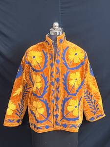 Veste en velours moutarde de luxe brodée, magnifique manteau court floral Suzani, vêtements d'extérieur d'hiver bohème pour femmes, cardigan à ouverture devant - Product Image 2