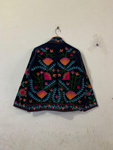 Veste en velours brodée de fleurs bohèmes pour femmes, inspirée du style Suzani traditionnel, col montant, vêtement d'extérieur artisanal tendance - Product Image 3