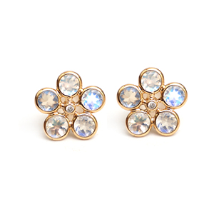 Boucles d'oreilles clous florales en pierre de lune arc-en-ciel naturelle et diamant en or jaune massif 18 carats – Serties clos en or, avec halo de fleurs en pierres précieuses rondes - Product Image 1